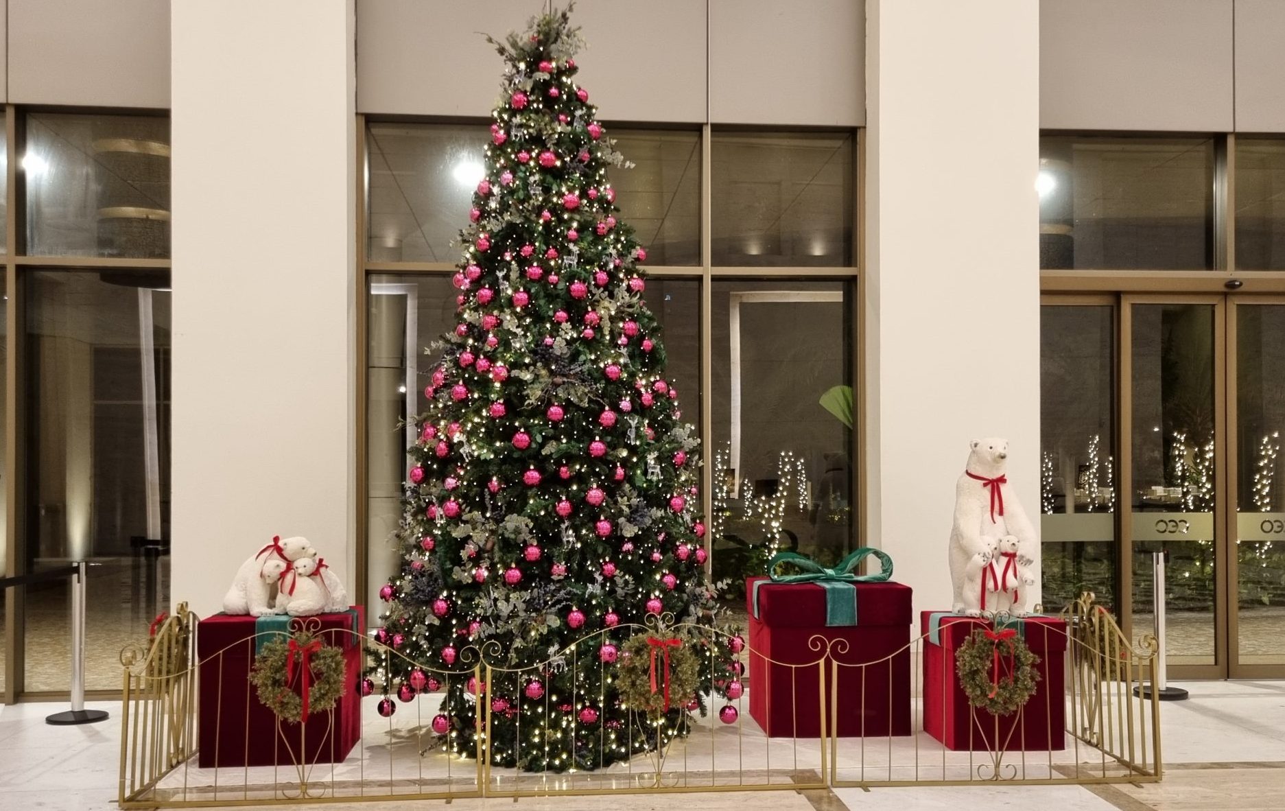decoração com árvore de Natal e cenografia com ursos brancos e caixas de presentes